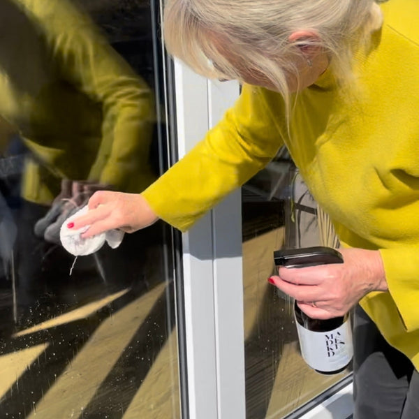 The Ultimate Guide to Cleaning Windows: Comparing Sprays, Dish Soap, and DIY Solutions